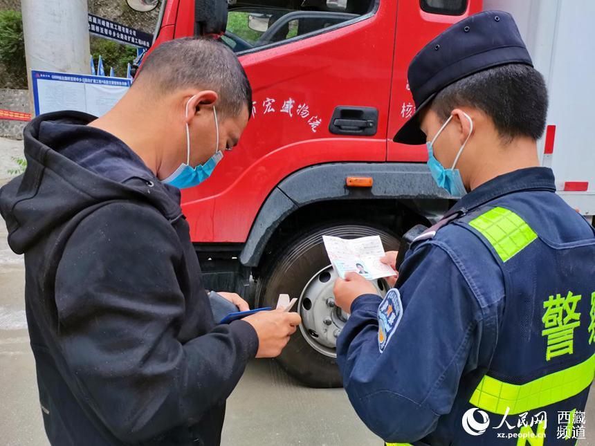 西藏这个地方的移民警察“兼职”卖石锅？