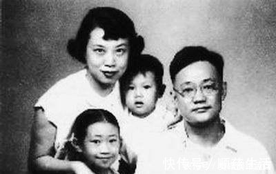 两个人&相濡以沫一生,直到爱妻离世,他才知其年龄,守着骨灰盒度过余生