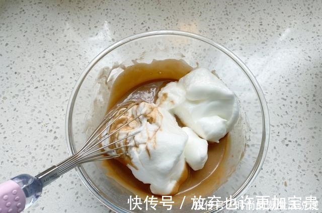 自制香浓的可可蛋糕卷，做法简单又方便，怎么卷都不开裂