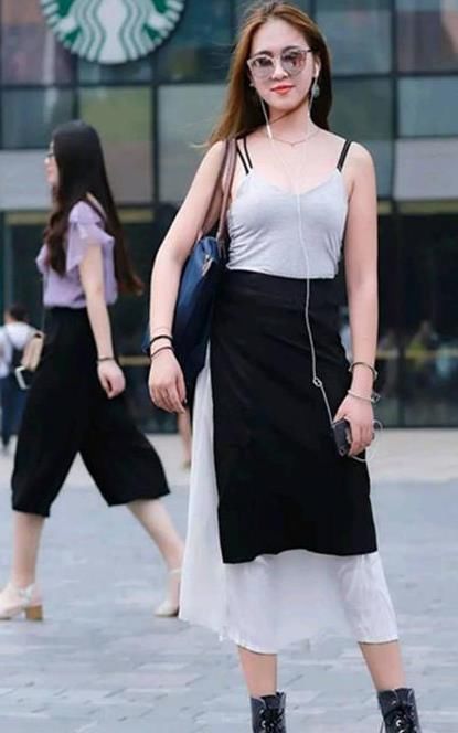 小姐姐|街拍美女：御姐风情的紧身裙小姐姐，穿搭出不一样的优美味道