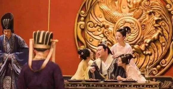 皇帝|原本是大臣的妻子，相公死后被皇帝“连续中出”结局削发为尼