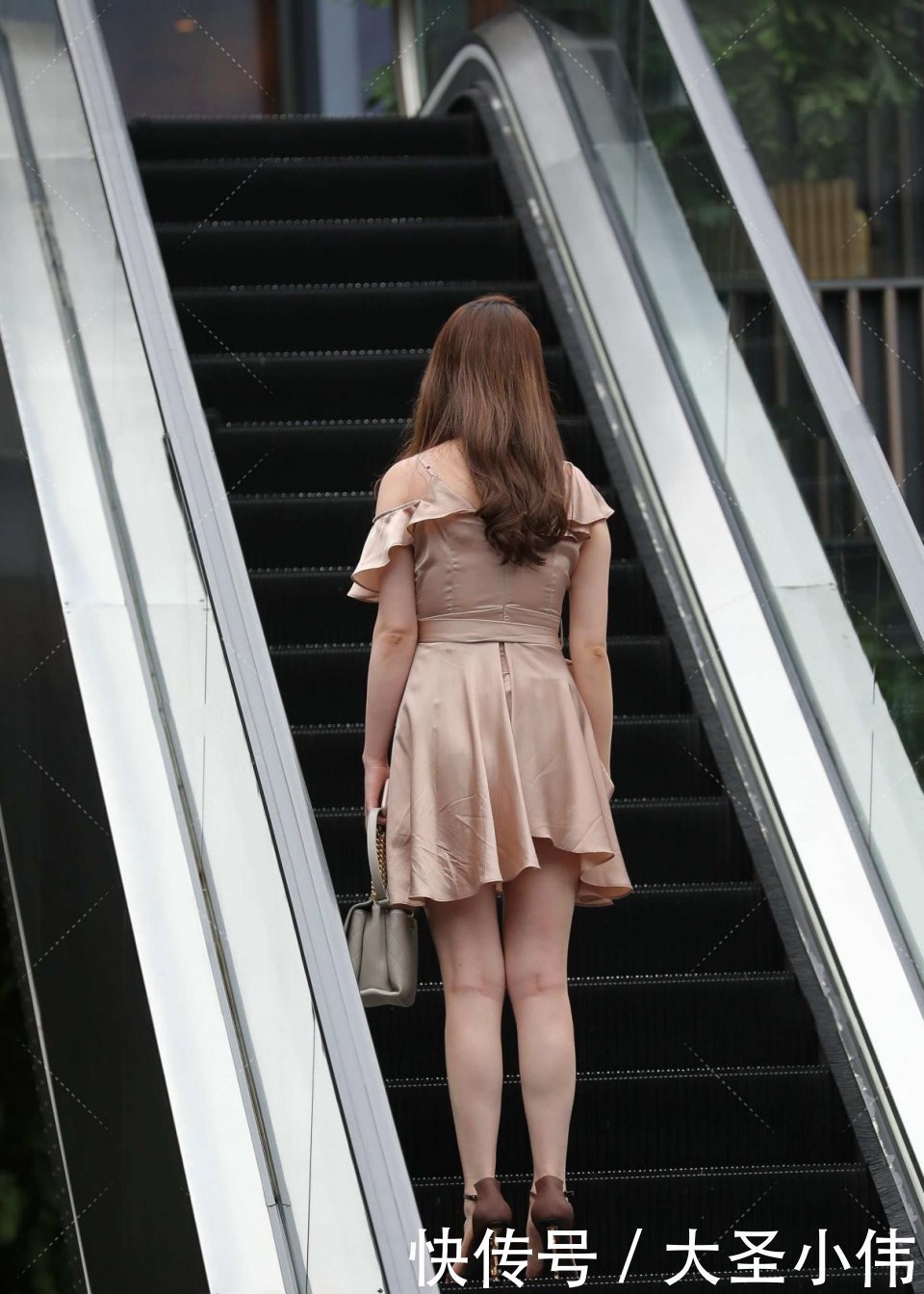 长裙|美女街拍:妈妈非常喜欢,落肩袖长裙超美,终于有人代替她在家做家务活了