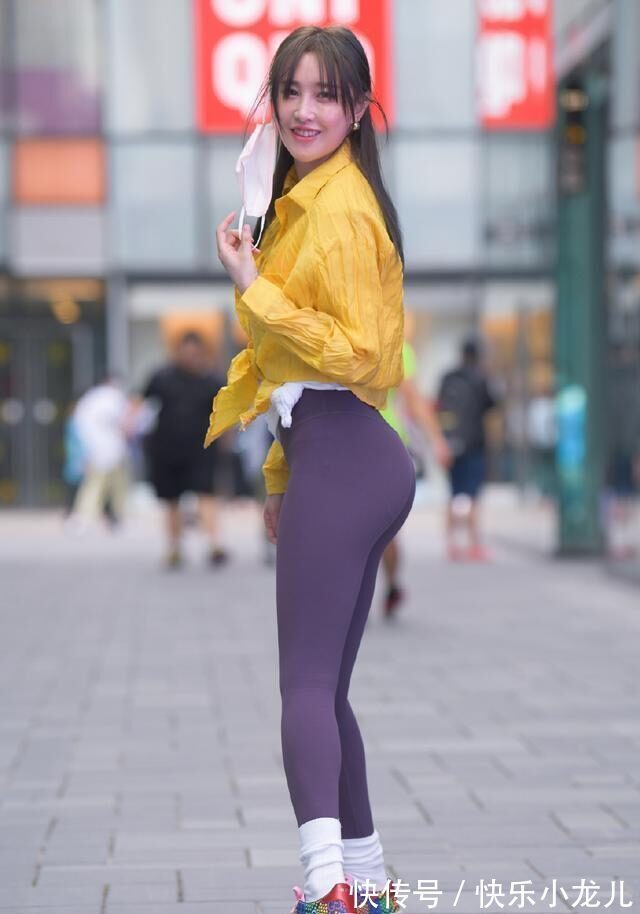 小姐姐 紫色的瑜伽裤,展现腿部修长线条,穿出少女的青春感