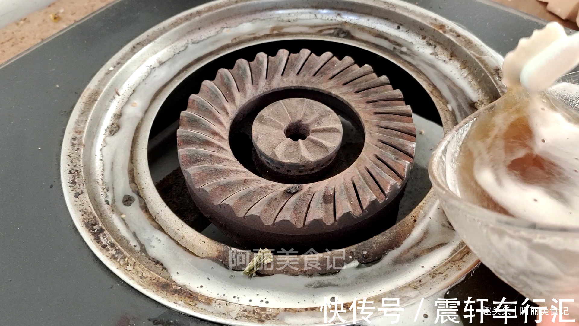 今天才知道，把白醋倒在燃气灶上，一年省出好几百开支，方便实用