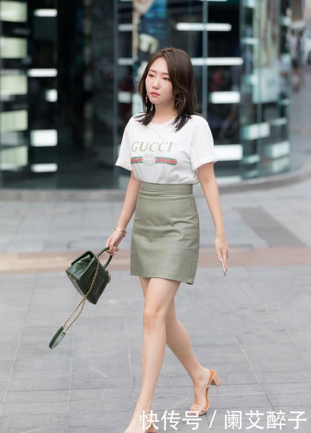 街拍长发飘飘的美女,黑色背心搭配灰色长裤,让人眼前一亮