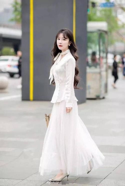 美女脚上穿着一双尖头高跟鞋，但有着铆钉的修饰，显得时尚又靓丽