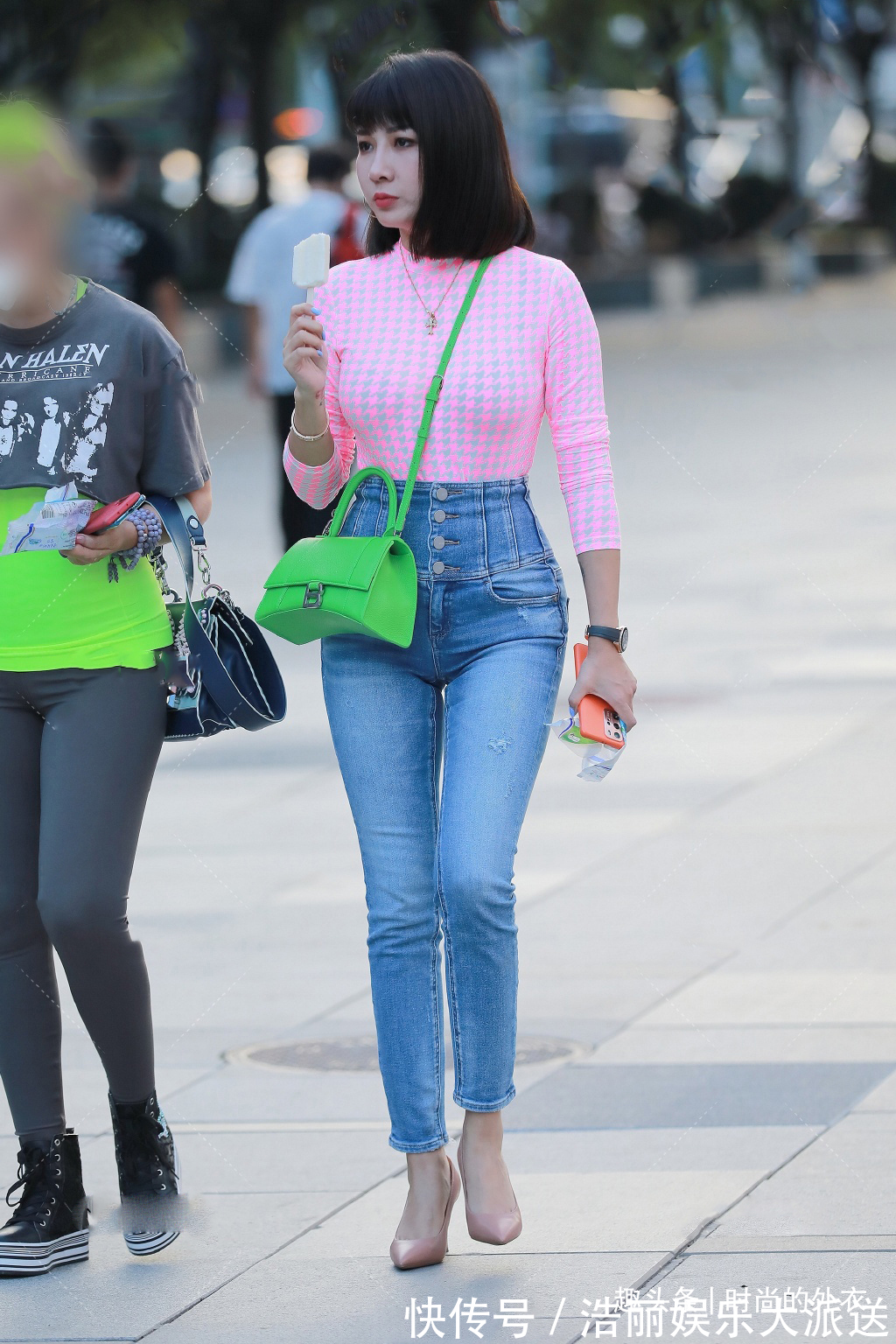 修身 牛仔裤要选择“高腰”的,时尚又修身,帮你轻松提升外在美