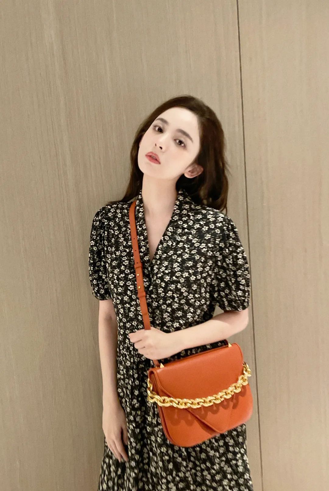 m 剪了短发的娜比，背啥我买啥