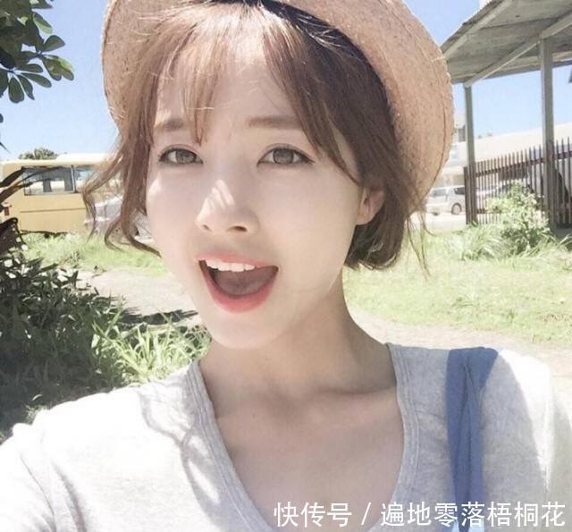 女人|有3个特征的女人，刘海有些土气，中分才是真女神