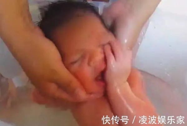 可爱|妈妈给新生儿洗澡,宝宝还以为自己没出生,这表情可爱到绝了
