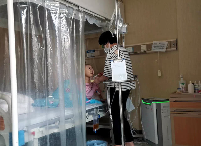 爸爸|8岁女孩强忍腿疼参加舞考,第二天走路竟脸色苍白,爸爸追悔莫及