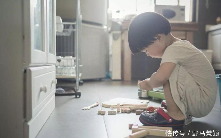 弓箭|孩子在家表演“后羿射日”，箭刚出手，父亲从微笑转为崩溃