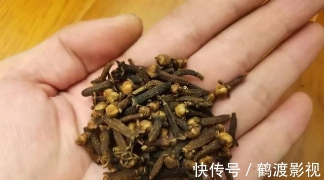 在家自制丁香油，拿蚯蚓蘸一下再施钓，鱼儿的咬钩率明显增加