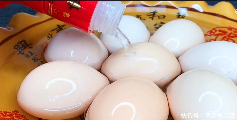 快速腌鸡蛋的做法，我们家每次都是这么腌的，个个流油，太好吃了