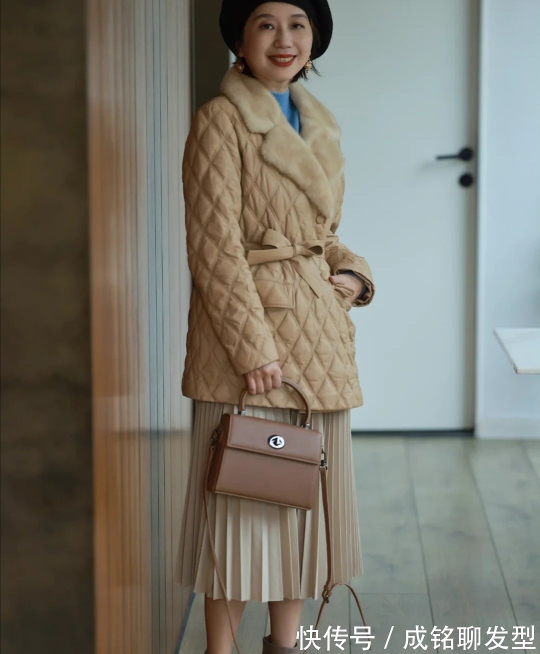 腰带 五十岁的女人穿羽绒服,千万别犯这三个错误,掉档次又容易显老