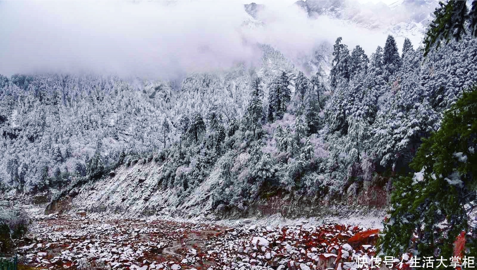 被15座6000米雪山包裹的红石滩，绵延二十多公里，就在四川甘孜