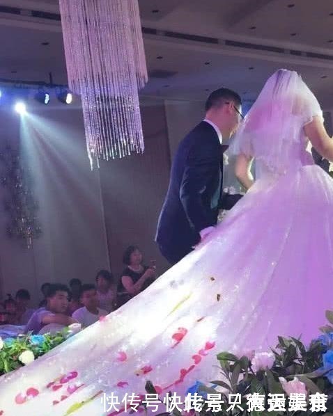 婚礼新郎帮新娘提裙子,原是很甜的动作被批没礼貌,新娘当场黑脸