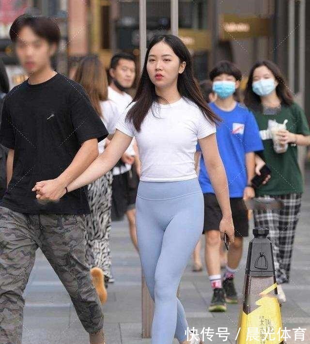 搭配 穿“沙漏型”打底裤的辣妈，造型个性又有时尚感，优雅时尚！