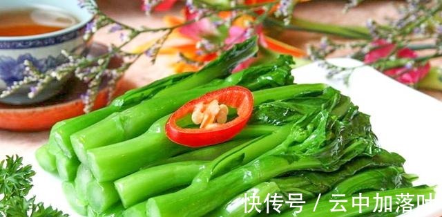 大鱼大肉|不论炒什么青菜,直接下锅就大错特错了,大厨都这样做,翠绿鲜香!