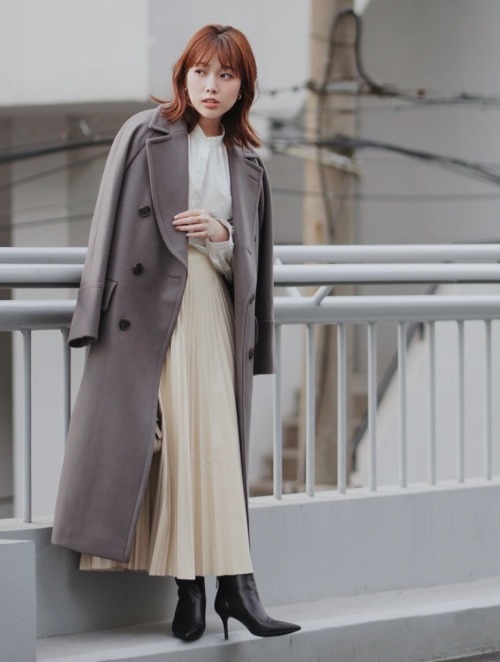 大衣|谁说小个子不能穿大衣?搭配上百褶裙高级洋气,瞬间显高又显瘦!