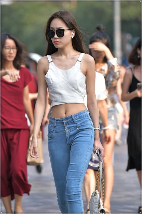  美女|街拍美女：白色吊带背心搭配经典款牛仔裤，简单清爽，舒适十足