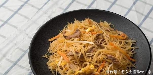 炒粉丝,焯水后直接炒是错的,少了一步,难怪结团又粘锅,不入味
