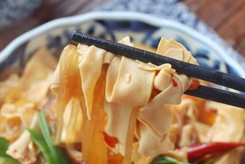 粉条|干豆腐别再炒着吃了，加一把粉条，香辣好吃，汤汁浓郁，没肉也香