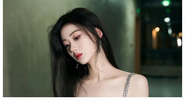 从好声音冠军沦为综艺咖，单依纯为何越来越不受待见？