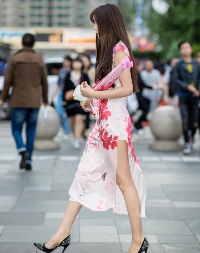 温柔|姐姐一身粉色的装扮,给人温柔恬静的感觉,展露年轻熟女的柔情