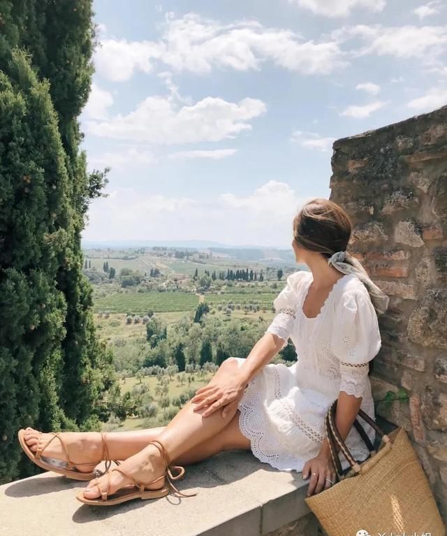  连衣裙|忘掉高跟鞋，“连衣裙+平底鞋”才是夏季王炸组合