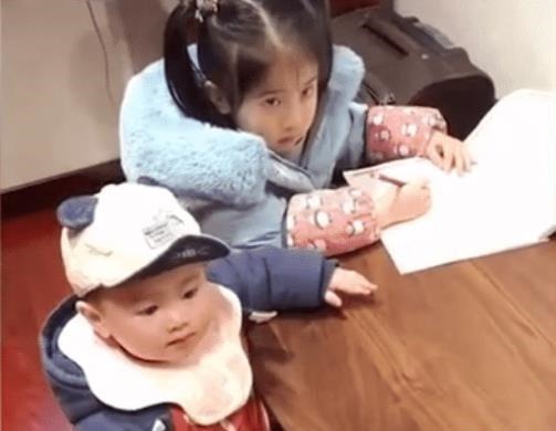 秒怂|二宝欲上前“捣乱”,被姐姐一个“眼神杀”吓退,乖怂表情亮了