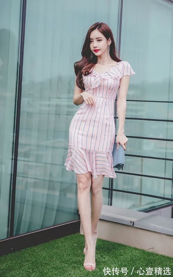 纹裙|女神孙允珠高清时尚搭配：樱桃花堤田园粉蓝间隙竖纹裙