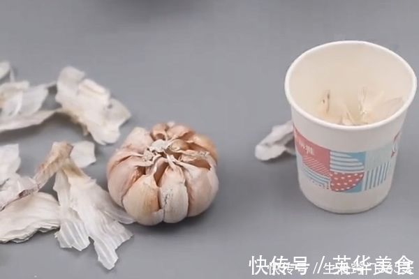 一次性纸杯里放一颗大蒜，摆在阳台作用太棒了，邻居见了纷纷学