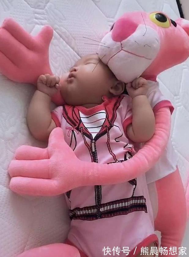 妈妈|奶爸哄娃睡觉,妈妈不放心去卧室查看,推门一看,气得妈妈笑喷了