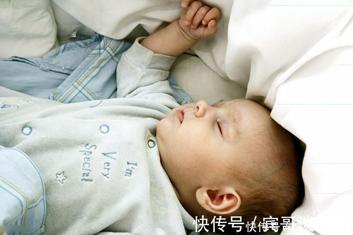 姿势|宝宝睡觉时头总向上拱?背后有这4大原因,最后一个不能忽视
