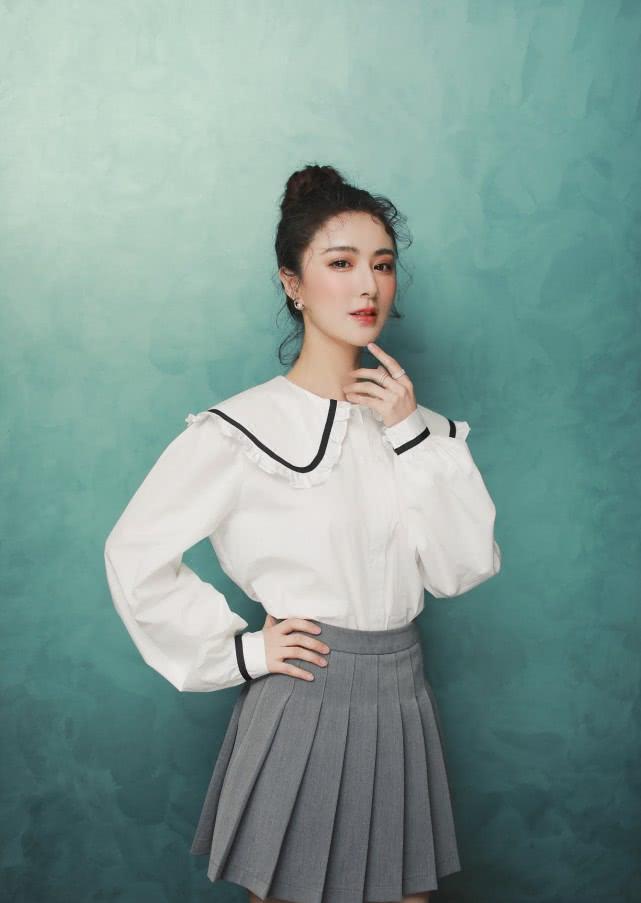 少女心|薇娅带娃逛游乐场,穿粉衣扎麻花辫真俏皮,“女王”也有少女心