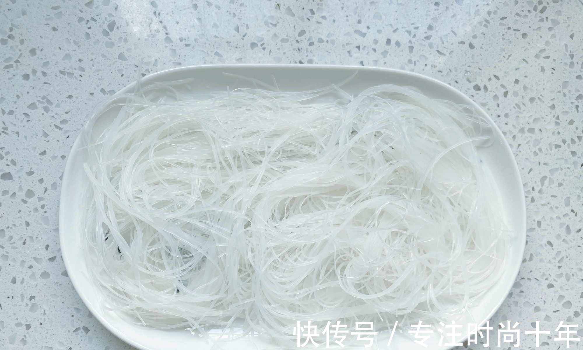 入味|蒜蓉粉丝蒸虾,粉丝不要焯水记住1招,虾肉鲜嫩粉丝入味又好
