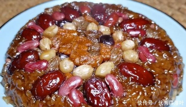 年夜饭第一道菜已备好，寓意为幸福团圆，是主食又是菜，一蒸上桌