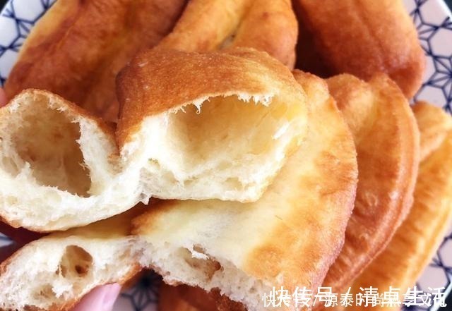 教你家庭版健康油条的配方做法，不用泡打粉，蓬松酥脆，个个空心