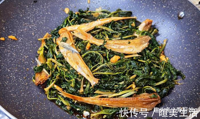 刮刮油|很多人只吃果肉，其实叶子才是宝贝，多捡些回家，一晒一烀，真香