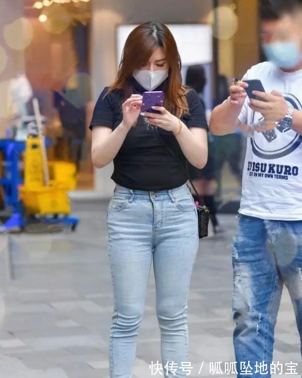 美女 丰润紧致的打底裤美女，时尚又富有设计感，颜值过人