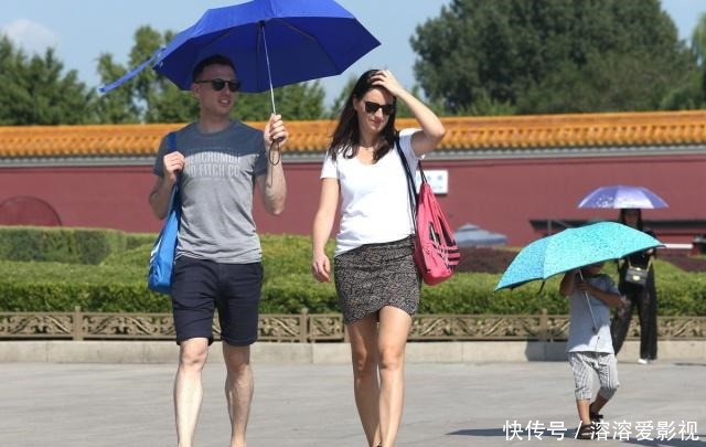 防晒伞|打伞和戴帽子哪个更防晒?可惜多数人都做错了