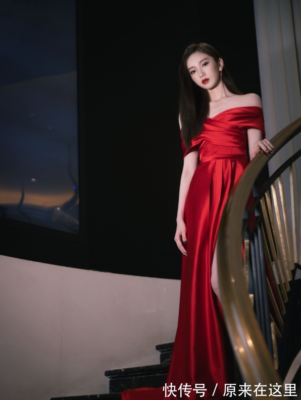 刘令姿路透生图曝光,穿短装清新自然,“芭比腰”像上帝亲手捏!