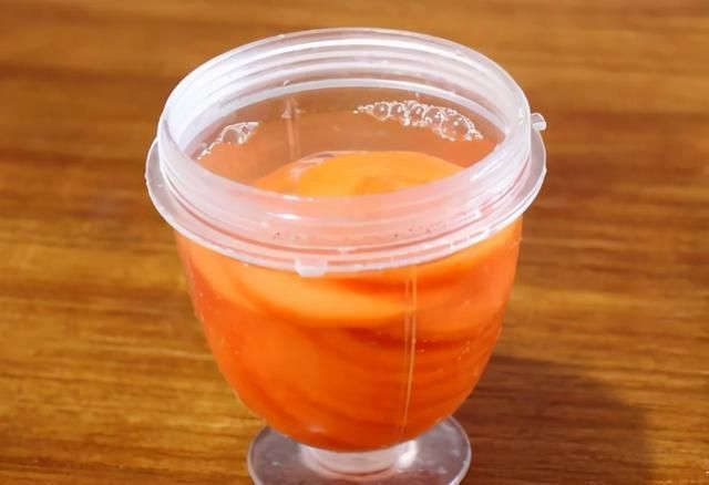 搞定|胡萝卜花卷家常做法,用一根筷子就能搞定,暄软层次还多