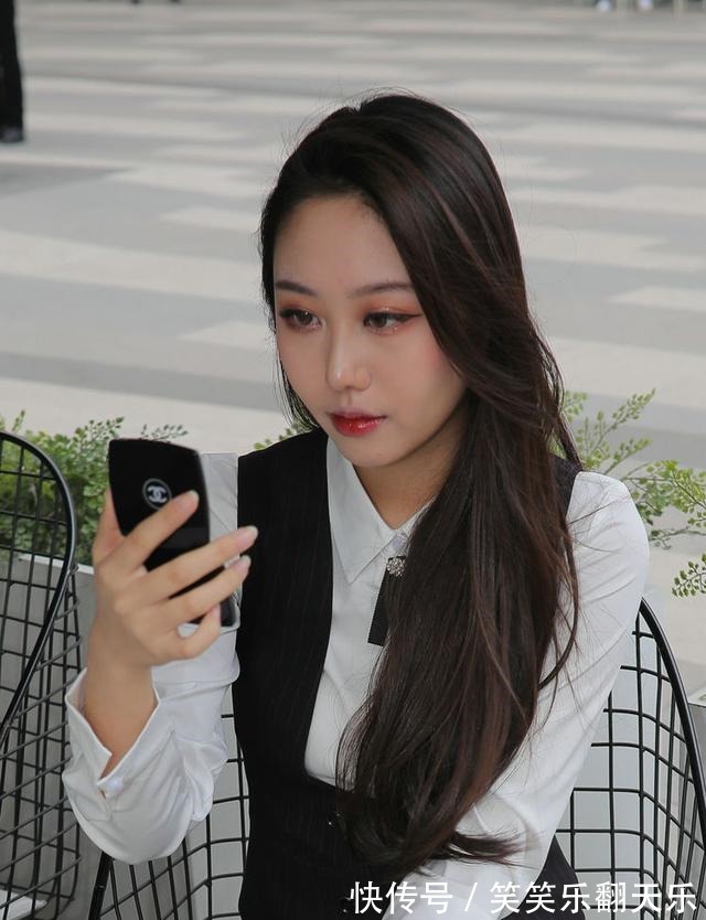 高跟鞋 职业装的搭配绝对是最吸引人的,特别的显气质,时尚且漂亮!