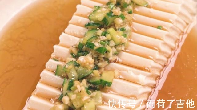 简单好吃的葱油黄瓜蒜香豆腐,软嫩营养又美味,老少皆宜的美食!