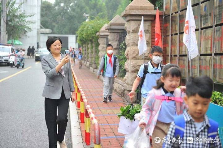 山师附小|记录下这一刻！学校门口家长们纷纷拍下孩子入学瞬间