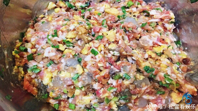 下锅|煮饺子时,记得不要开水就下锅,多加1步,饺子鲜香不破皮!