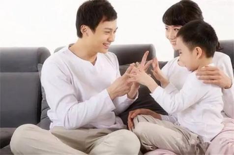 父权制|因弟弟摔倒，6岁女孩被奶奶一脚踹翻，昏迷前还哭着“要抱抱”