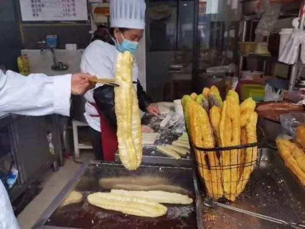 金师傅|橙子味、韭菜味、牛奶味、紫薯味……上海4位退休老人创业炸油条